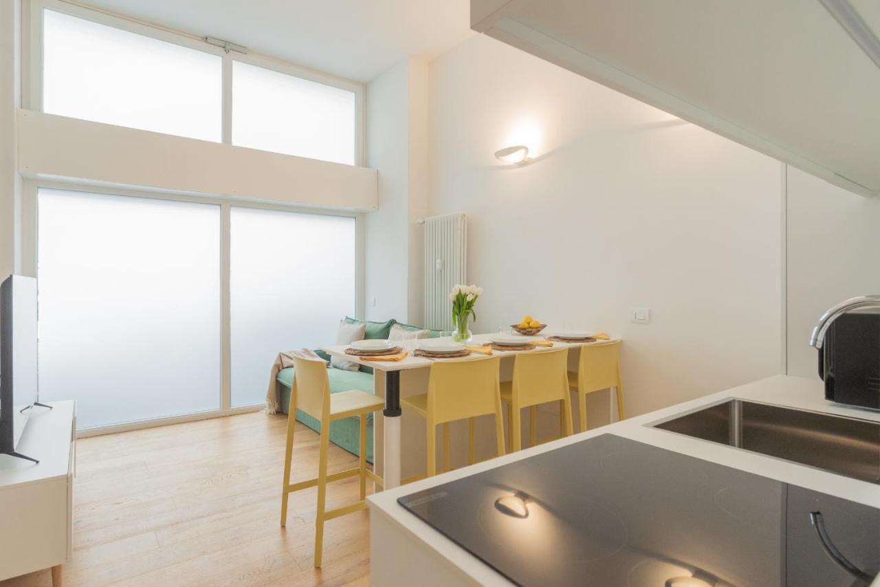 A Step From The Lake Apartment By Rent All โกโม ภายนอก รูปภาพ