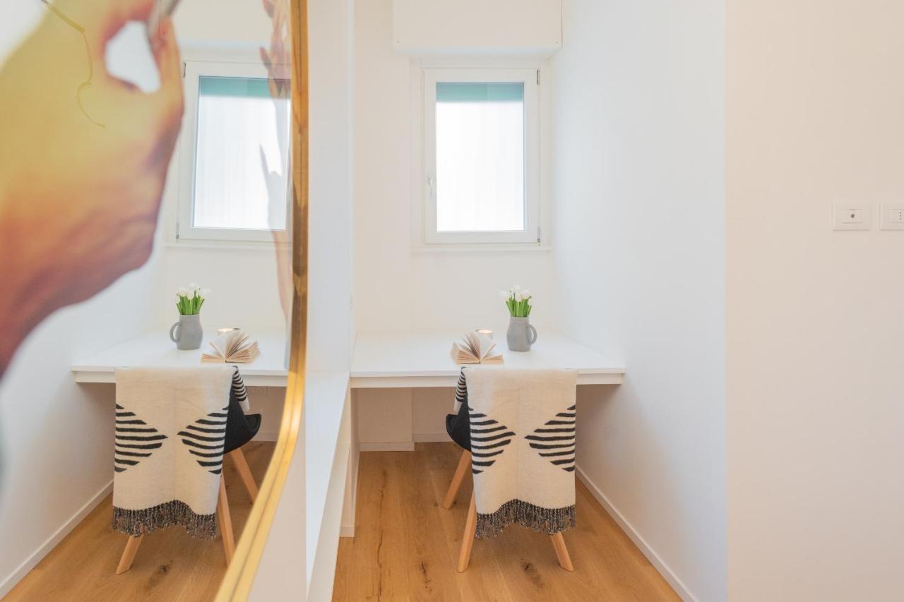 A Step From The Lake Apartment By Rent All โกโม ภายนอก รูปภาพ