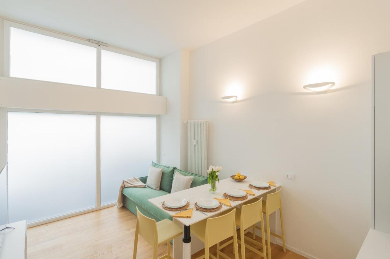 A Step From The Lake Apartment By Rent All โกโม ภายนอก รูปภาพ