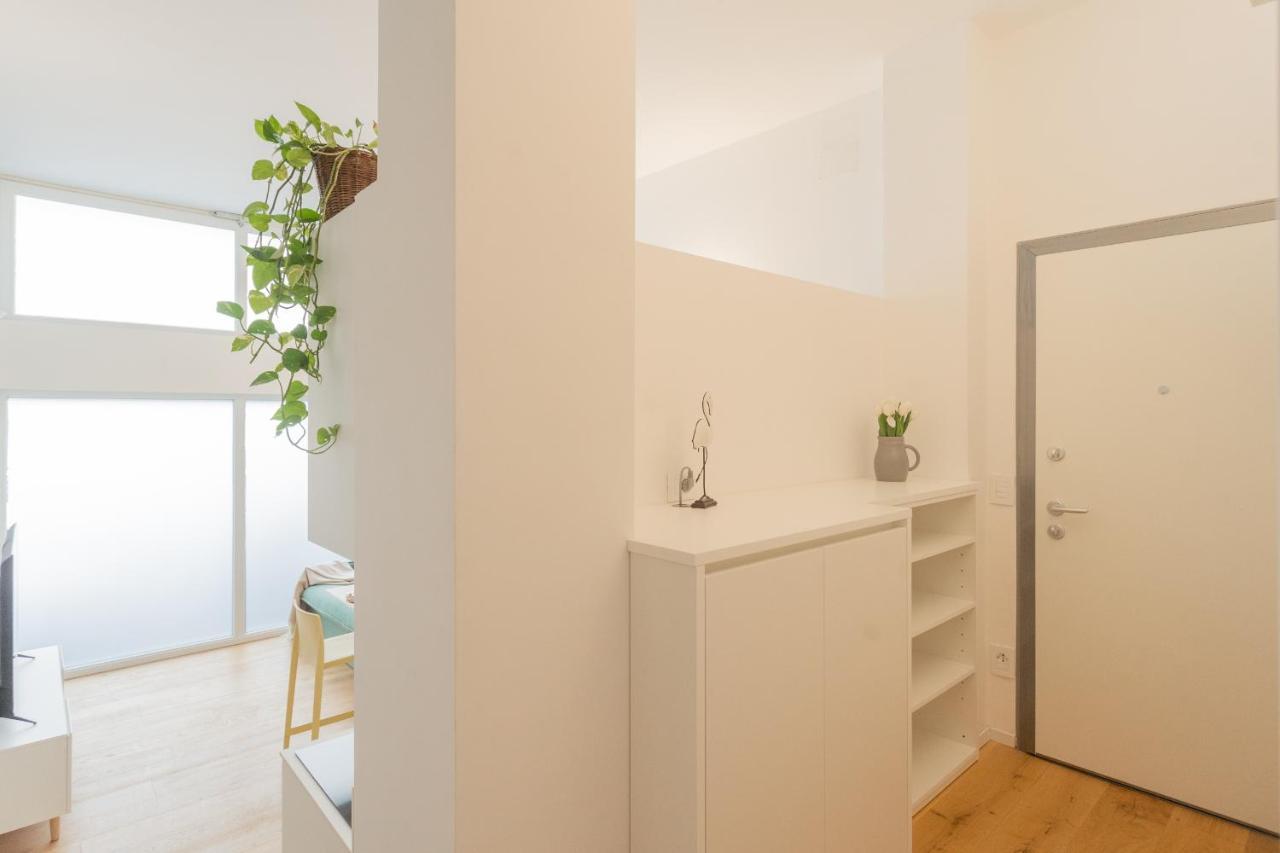 A Step From The Lake Apartment By Rent All โกโม ภายนอก รูปภาพ
