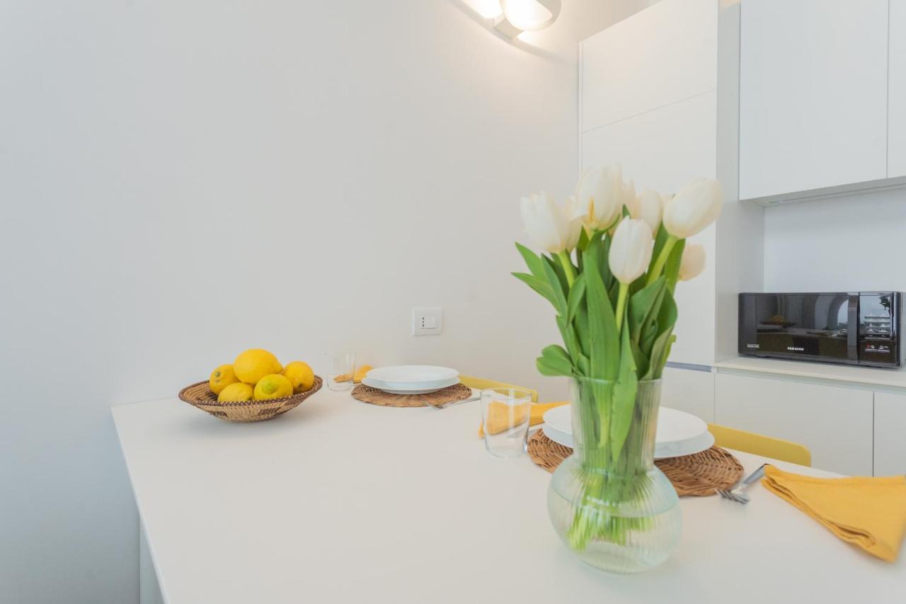 A Step From The Lake Apartment By Rent All โกโม ภายนอก รูปภาพ